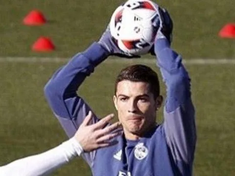 Ronaldo cùng đồng đội chơi bóng ném trước tứ kết Cúp nhà vua