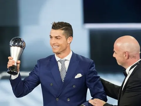 Ronaldo 'đá đểu' Barcelona ngay trên bục nhận giải