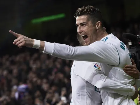 Ronaldo đe dọa Messi sau khi lập poker