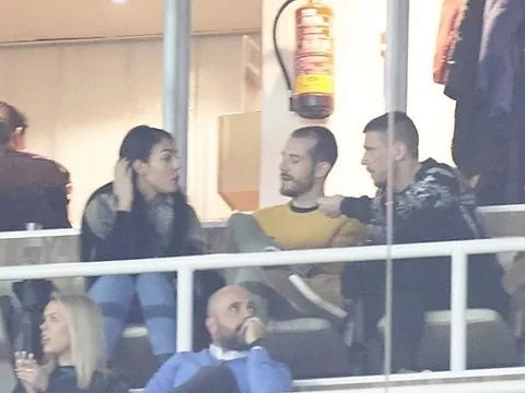 Bạn gái thờ ơ trong ngày vui của Ronaldo