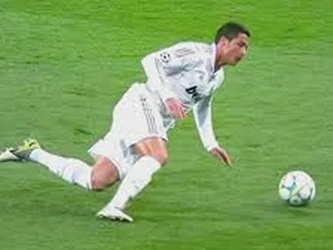 Ronaldo, Ibra, Neymar và những skill lỗi hài hước