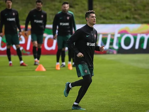 Ronaldo khoe giày, đồng đội Bồ Đào Nha 'lác mắt'