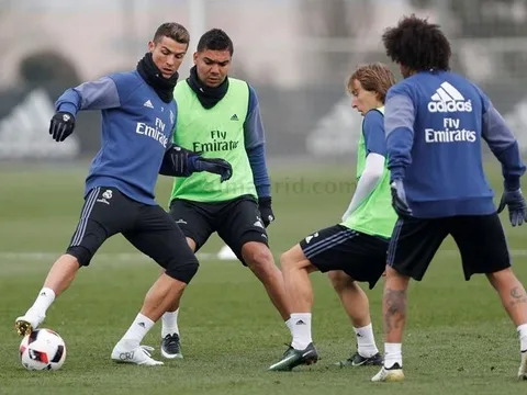 Ronaldo khoe giày mới trong buổi tập đầu năm