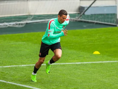 Ronaldo liên tục khoe tốc độ trong buổi tập của Bồ Đào Nha