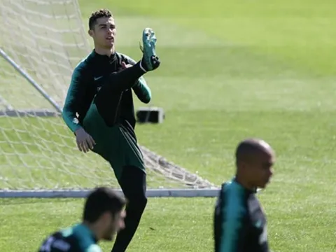 Ronaldo mang vũ khí mới vào sân tập của Bồ Đào Nha