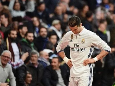 Ronaldo phải về nhà bằng xe cứu thương