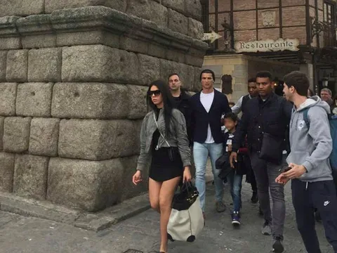 Bạn gái Ronaldo bị chỉ trích vì mặc váy quá ngắn