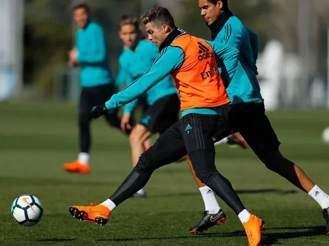 Ronaldo sung sức trên sân tập Real Madrid