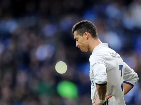 Ronaldo tiếp tục bị la ó, Zidane lo lắng