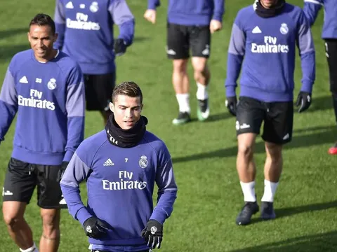 Ronaldo tính phá camera trên sân tập