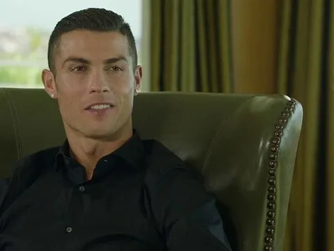 Ronaldo tranh thủ 'tự sướng' khi kể về con trai