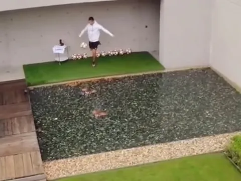 Ronaldo trổ tài sút rụng flycam