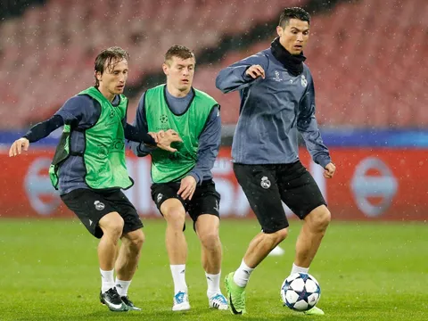 Chùm ảnh: Ronaldo và đồng đội 'quần' nhau giữa cơn mưa nước Ý