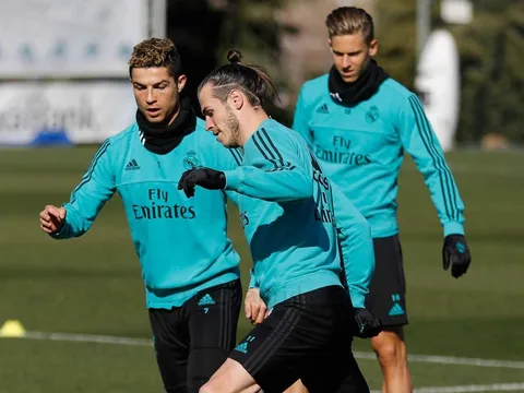Ronaldo và Gareth Bale so kè trên sân tập