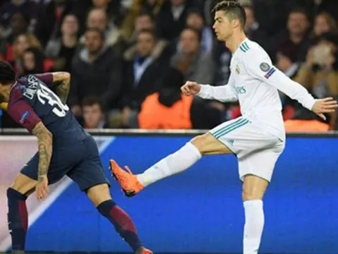 Ronaldo vung chân đá Dani Alves khi bị thổi việt vị