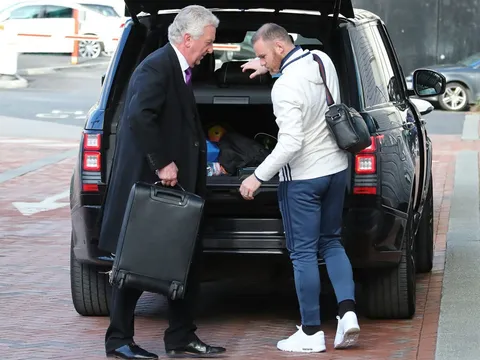 Rooney bị đồng đội bỏ rơi trước trận đấu với West Brom