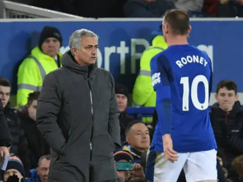 Rooney bước ngang, Mourinho xem như người vô hình