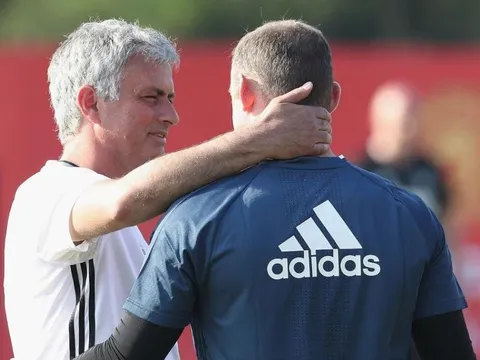 Rooney: "Mourinho xứng đáng kế vị Sir Alex"