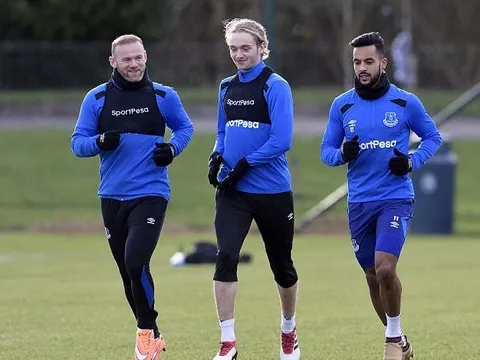 Rooney tươi cười chào đón Walcott trong buổi tập đầu tiên
