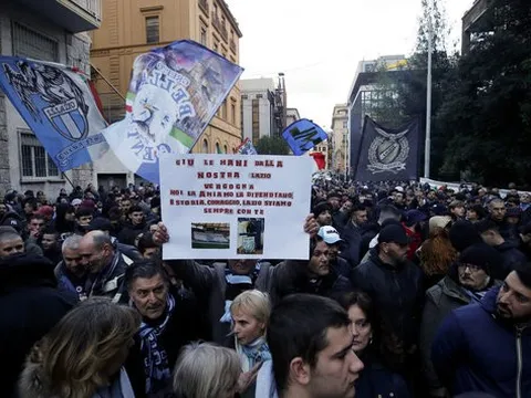 CĐV Lazio bao vây trụ sở FIGC phản đối công nghệ VAR
