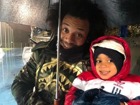 Marcelo hóa 'anh trai mưa' che chở con trai trên sân tập