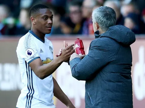 Mourinho nổi đóa sếp MU vì chưa "thưởng" Martial