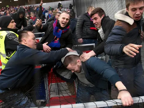 Hooligan Nga choảng nhau tưng bừng trong trận CSKA Moscow đấu Zenit St Petersburg