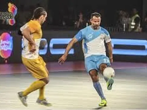 Ryan Giggs phô diễn kỹ thuật trên sân futsal