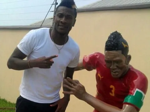 Cựu sao Premier League tự tin khoe dáng bên tượng xấu khủng khiếp
