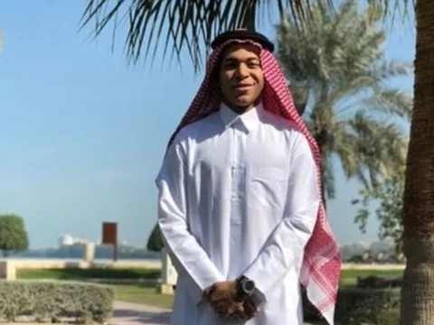 Nhập gia tùy tục, Mbappe lạ hoắc từ đầu đến chân