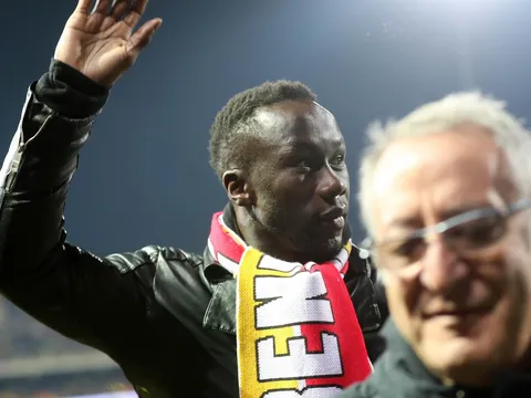 Sagna được giới thiệu như người hùng trong trận đấu của Benevento