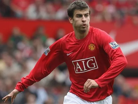 Sai lầm nhớ đời khiến Pique khăn gói rời Man Utd