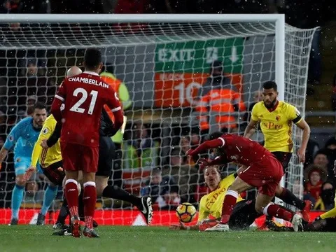 Salah hủy diệt Watford ngay cả khi đã té ngã