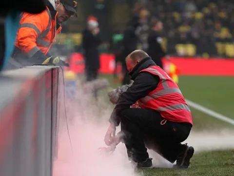 Sân đấu Premier League bén lửa, CĐV một phen hú vía