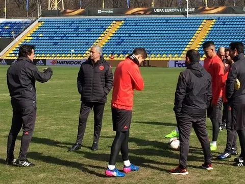 Sân nhà Rostov bị Mourinho chê thậm tệ