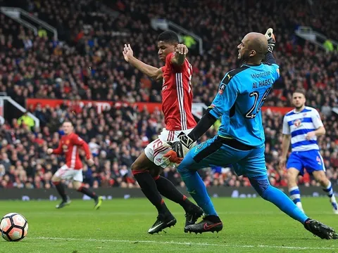 Sân Old Trafford bật cười khi thủ môn biếu bàn thắng cho M.U