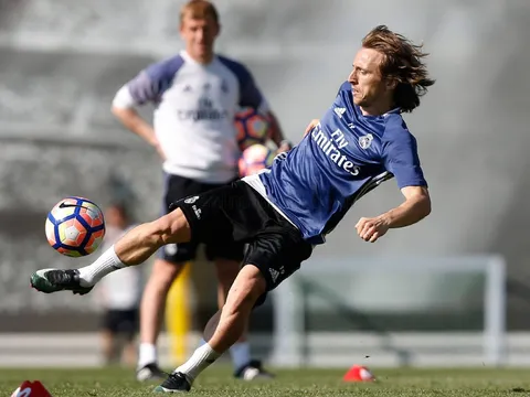 Sân tập đìu hiu, Varane rủ Modric đua tốc độ