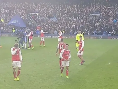 Oezil lắc đầu ngao ngán vì Sanchez