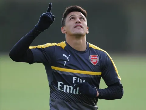 Sanchez ăn mừng trên sân tập, quyết tâm đánh bại Chelsea