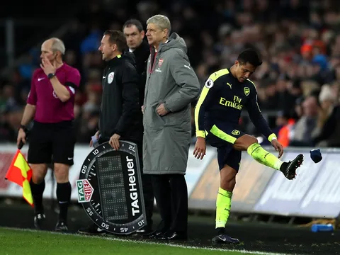 Sanchez cay cú khi bị thay ra, HLV Wenger nói gì?