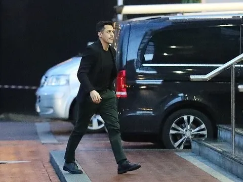 Sanchez dắt cún cưng tới Lowry, chờ ra mắt Man Utd