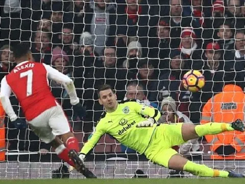 Sanchez panenka, Arsenal thoát hiểm đúng phút cuối