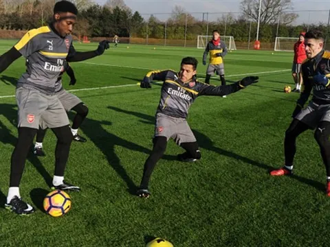 Sanchez tả xung, hữu đột trên sân tập của Arsenal