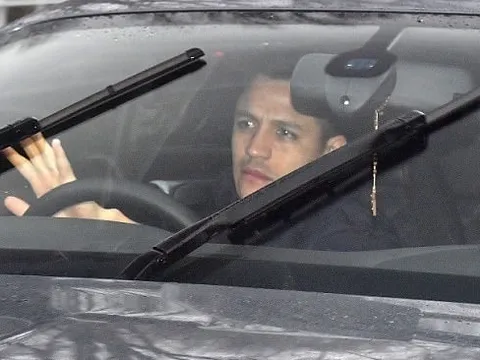 Sanchez tới sân tập, sẵn sàng cho lần đầu tại Man Utd