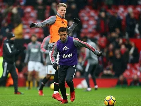 Sanchez trông nhỏ bé so với đàn em trên sân Old Trafford