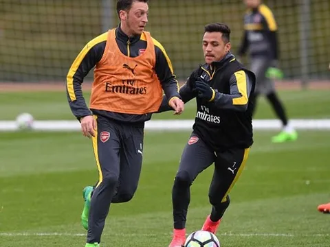Sanchez và Oezil đối đầu quyết liệt trên sân tập