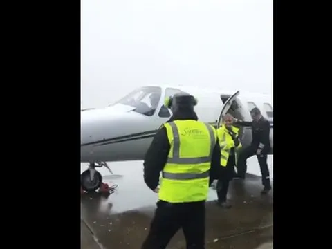 Sanchez vội vã lên phi cơ bay tới Manchester
