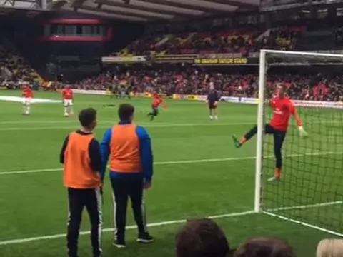 Sanchez vuốt bóng làm fan mê mệt trong lúc khởi động
