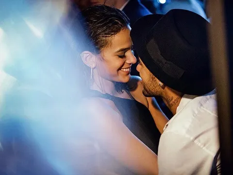 Sao bóng đá thi nhau khoe ảnh tình tứ dịp Valentine
