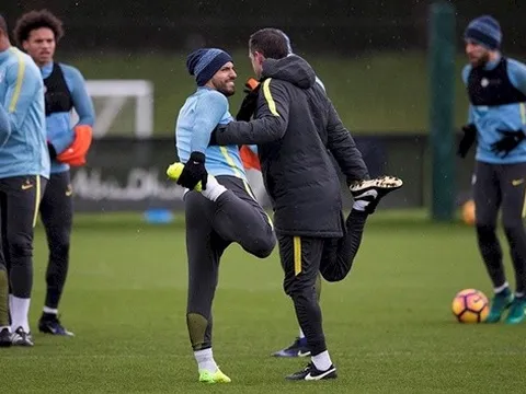 Sao Man City đội mưa rét, sẵn sàng chiến Everton